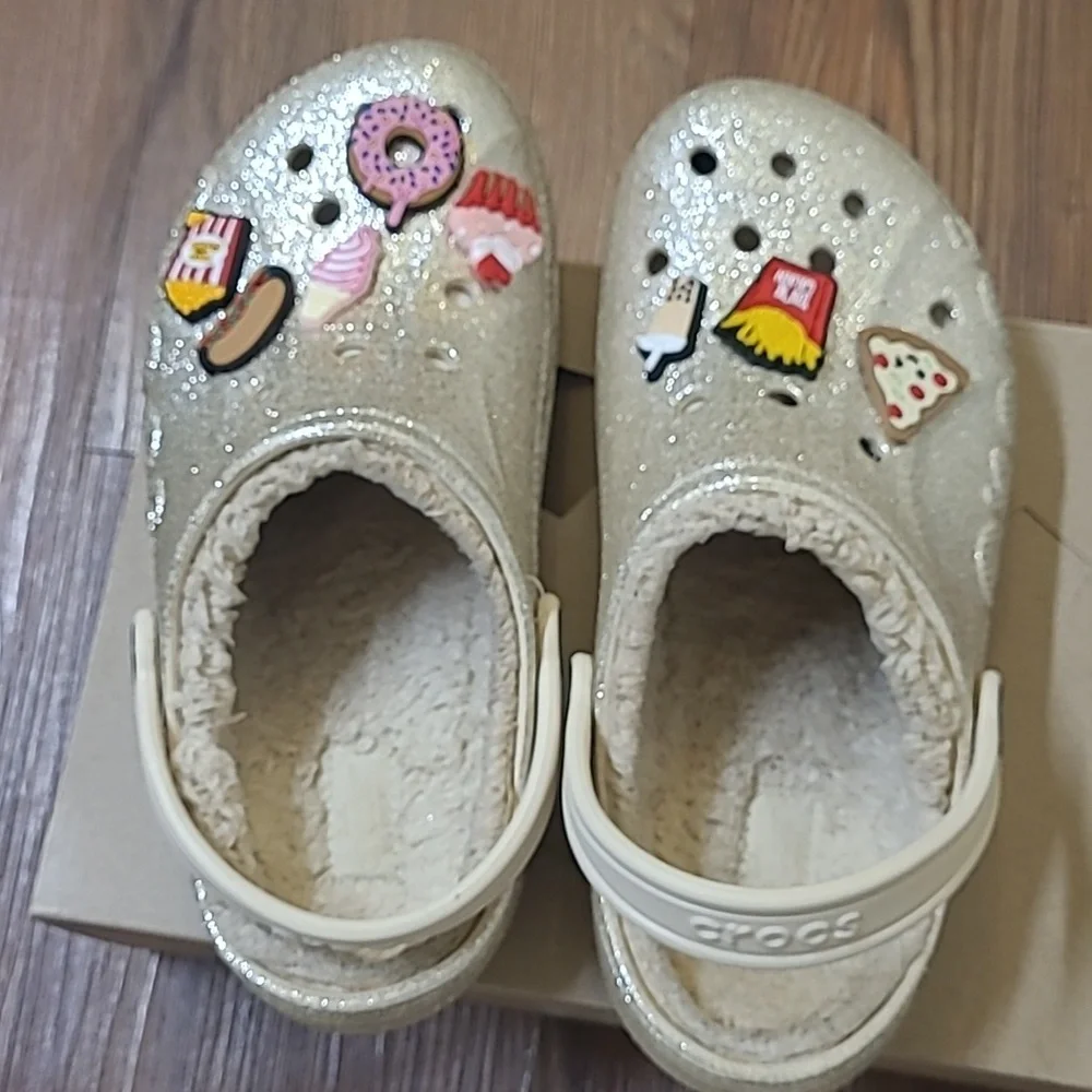 CROCS Kids Glittery Silver Slippers with Fun Charms used good condition.‎ zise 3